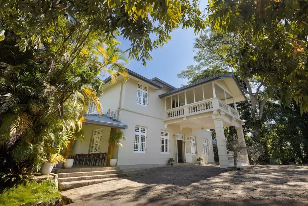 The Holloways of Mount Franion: A British Planter Family in Old Ceylon