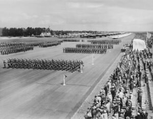 A Coronation-Era Moment at Sea: Women, Service, and Silent Careers Behind a Historic Photograph